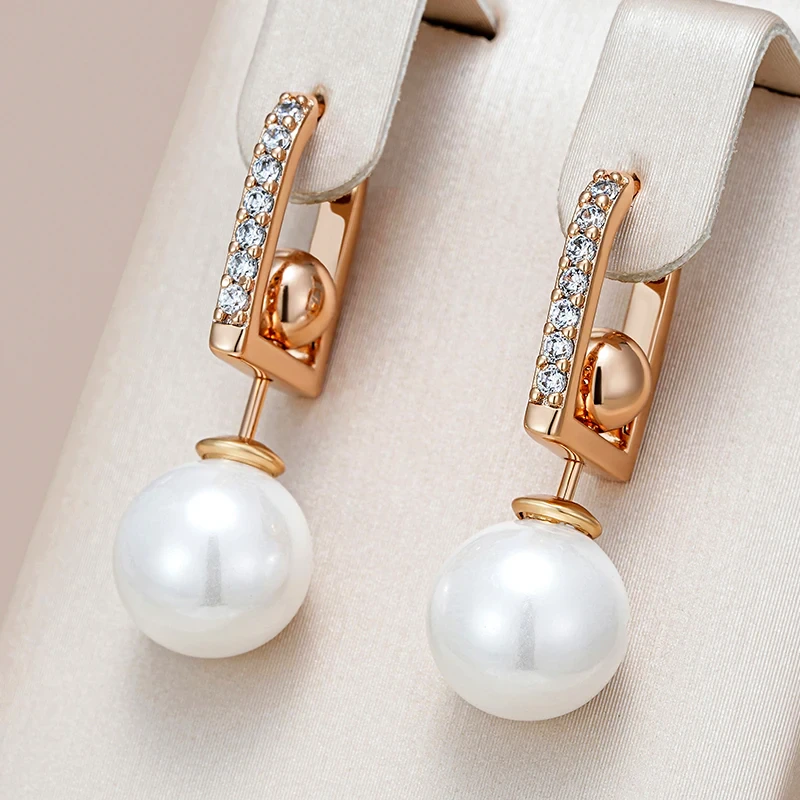 Cercei eleganți cu perle strălucitoare